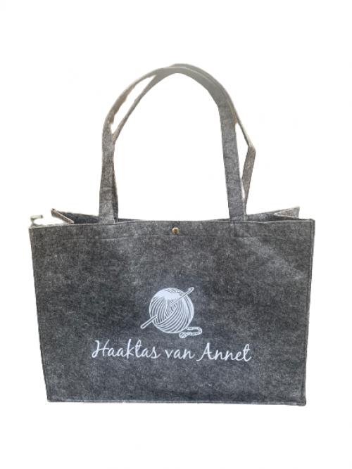 Vilten tas met eigen tekst